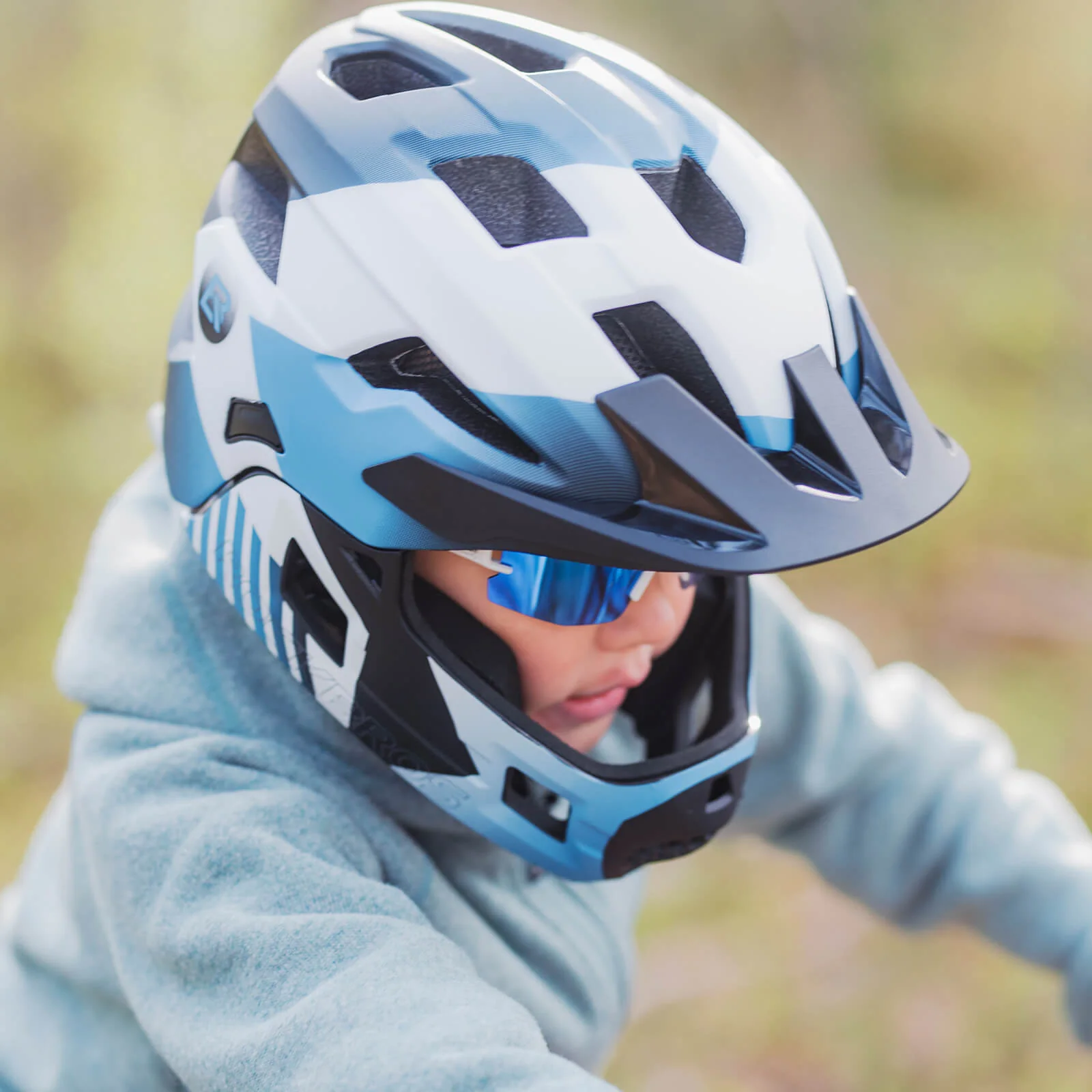 ROCKBROS Kinderhelm BMX MTB Downhill Helm mit Abnehmbarem Kinnschutz und Krempe - Image 21