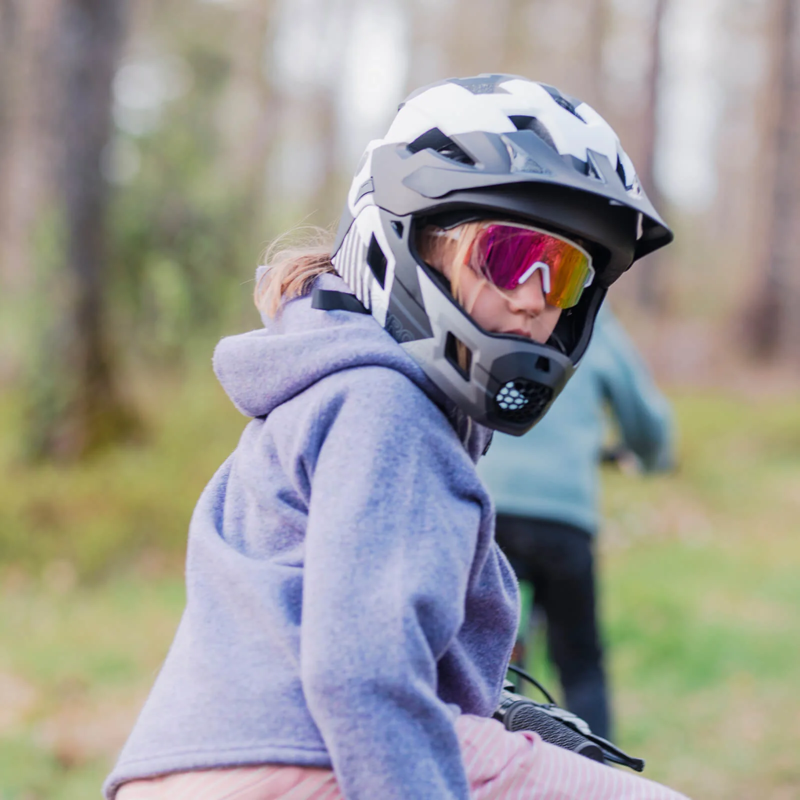 ROCKBROS Kinderhelm BMX MTB Downhill Helm mit Abnehmbarem Kinnschutz und Krempe - Image 22