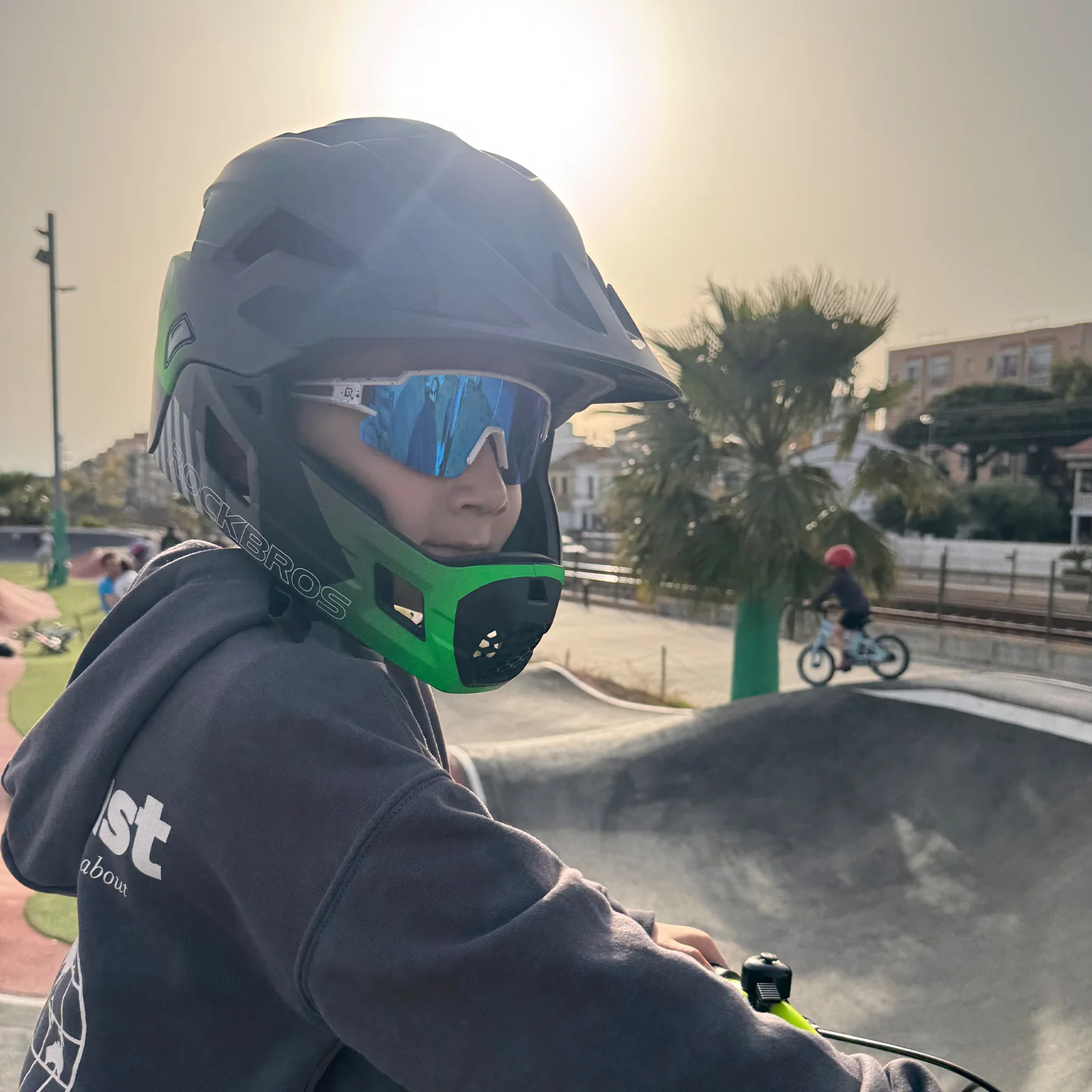 ROCKBROS Kinderhelm BMX MTB Downhill Helm mit Abnehmbarem Kinnschutz und Krempe - Image 23